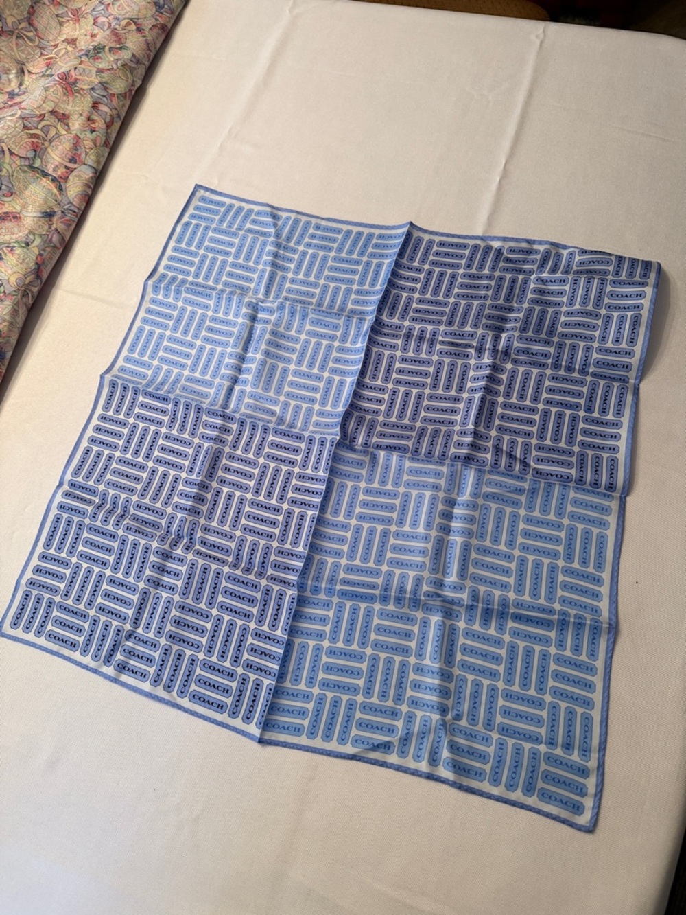 Vintage NWT Coach dark and light bluecoach Print on white 22” Square Scarf - Picture 2 of 6